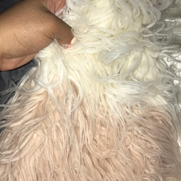 Light pink & white fur vest. - Picture 4 of 5